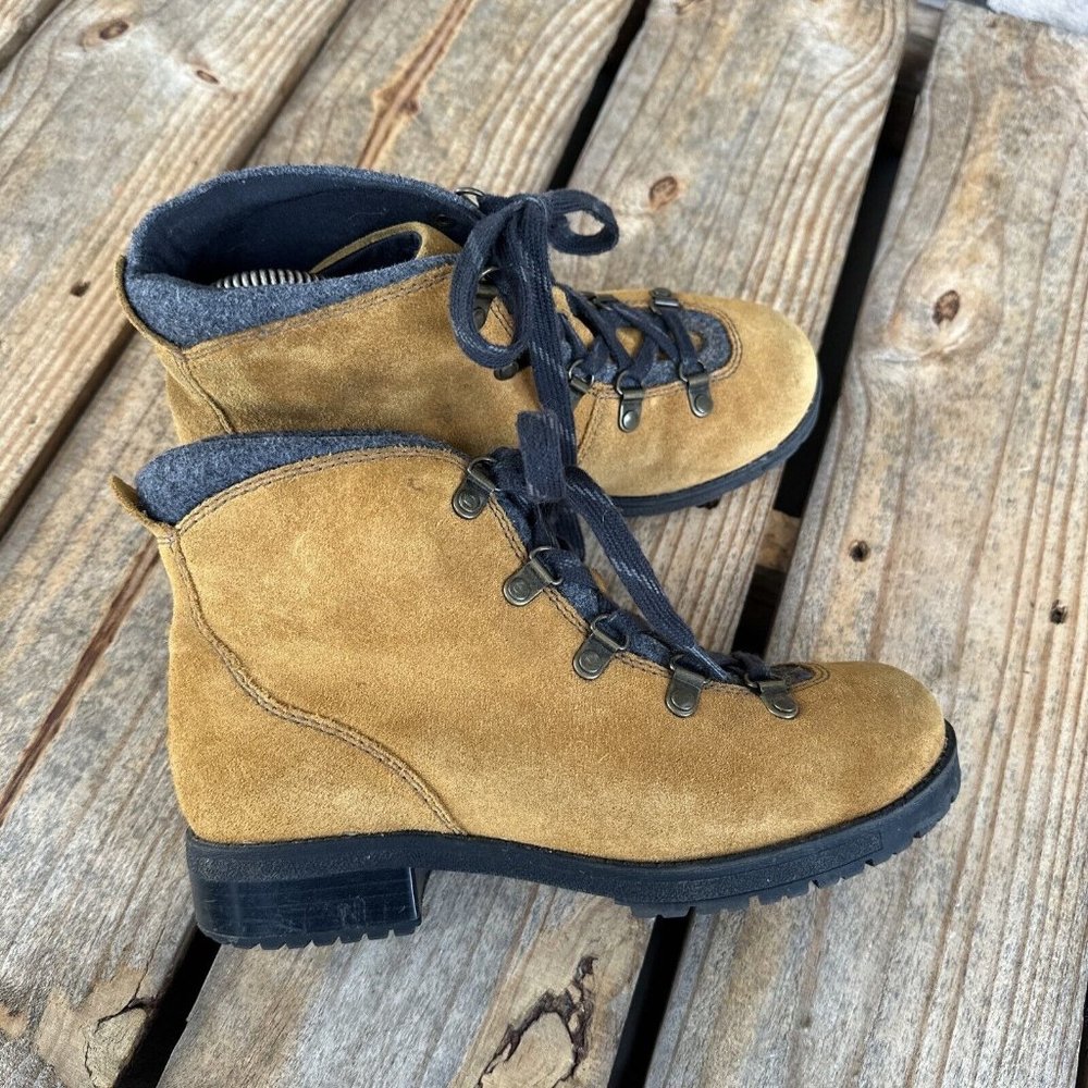 Clarks Collection Women's Low Heel Hiking Boots Size 6 Suede Tan Gray